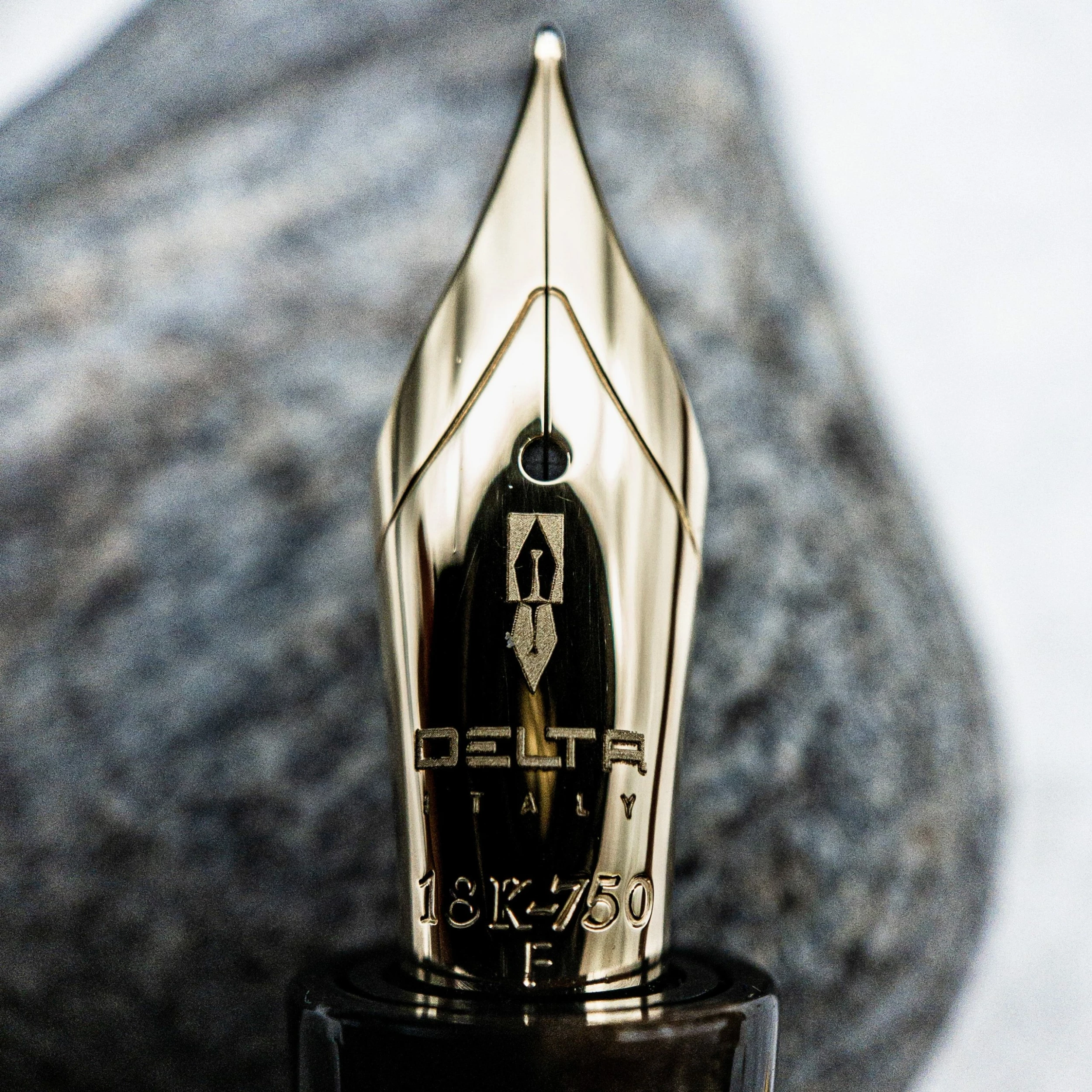 Delta 39 + 1 Anniversary Limited Edition Fountain Pen 6 Delta 39 + 1 Anniversary Limited Edition Fountain Pen - Image 4