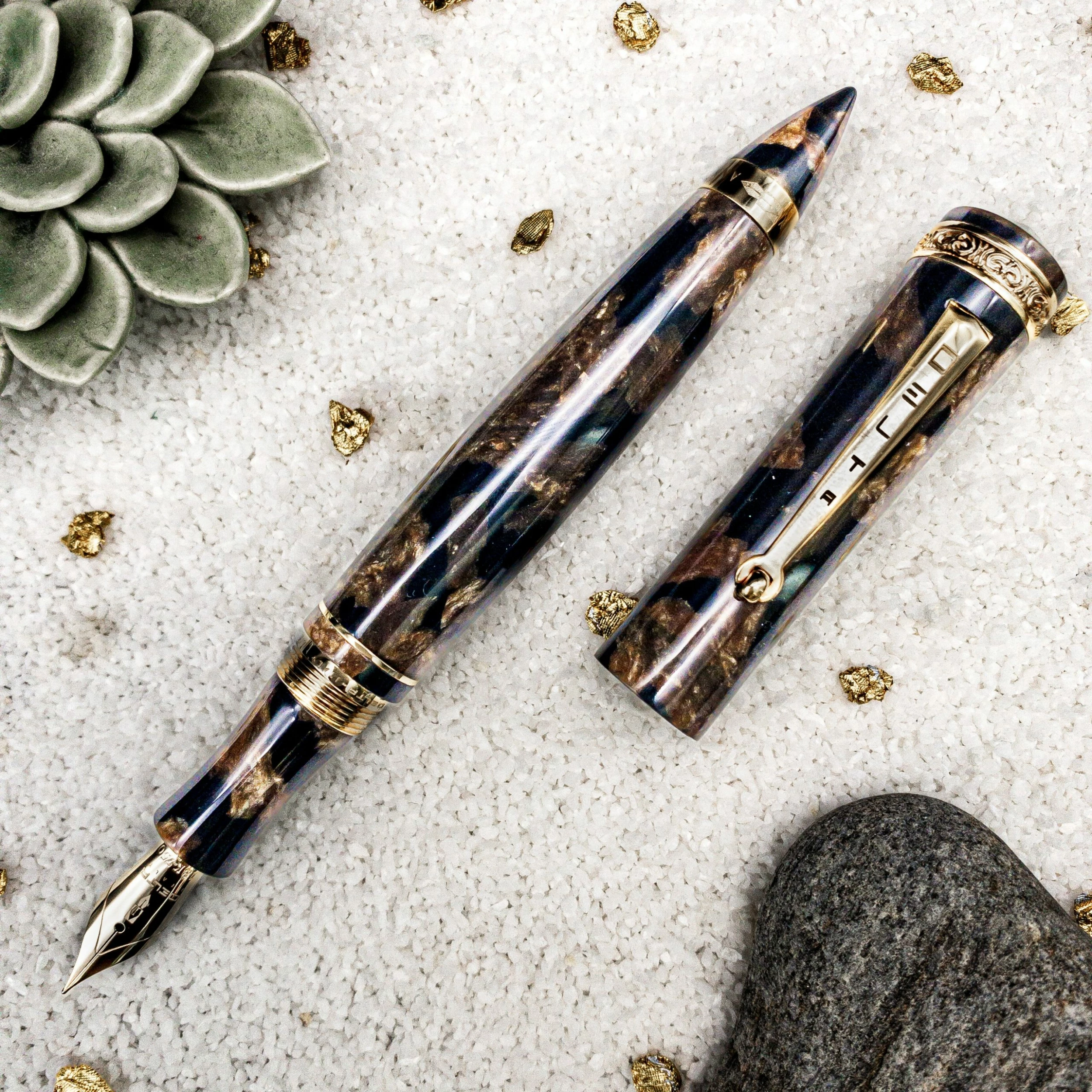 Delta 39 + 1 Anniversary Limited Edition Fountain Pen 3 Delta 39 + 1 Anniversary Limited Edition Fountain Pen