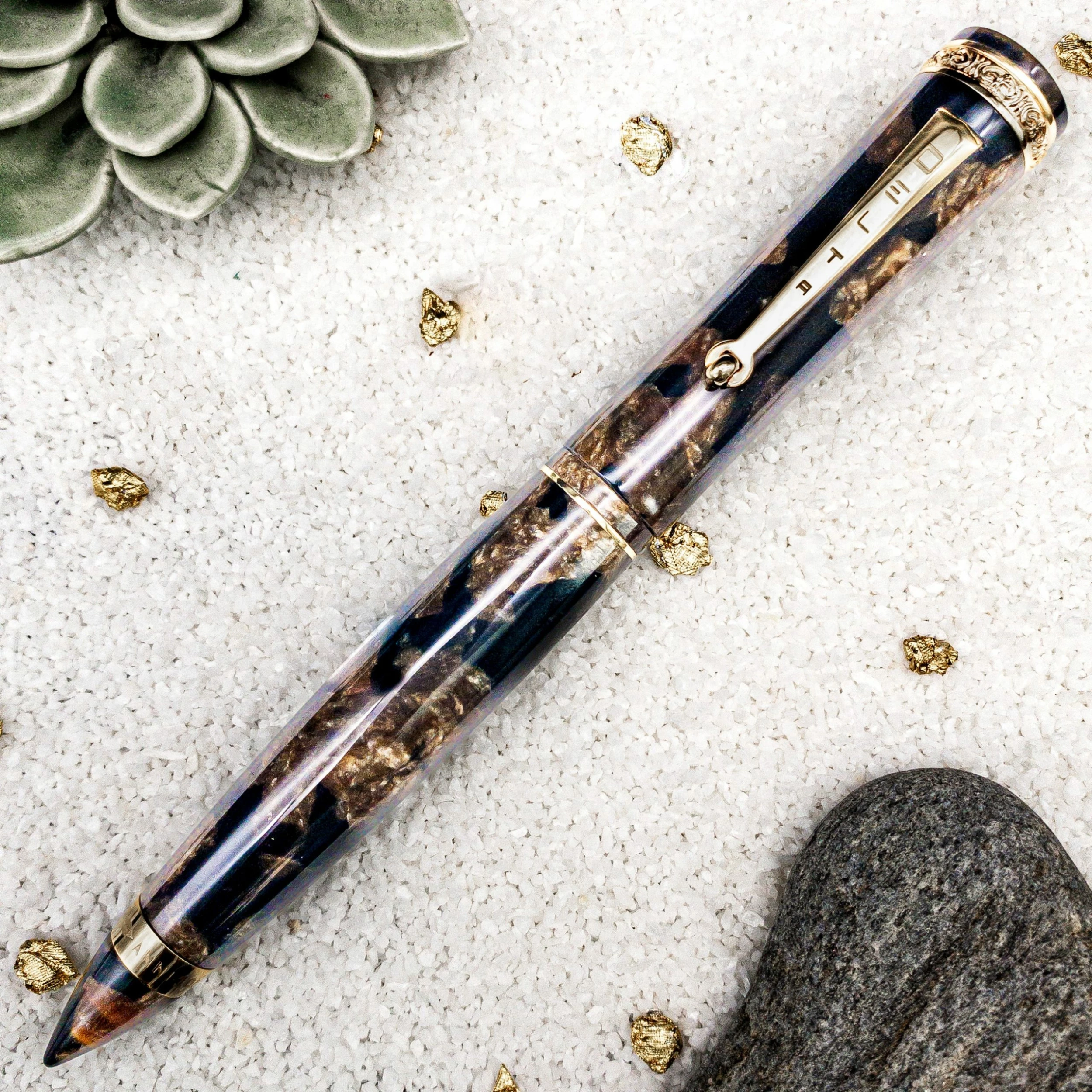 Delta 39 + 1 Anniversary Limited Edition Fountain Pen 4 Delta 39 + 1 Anniversary Limited Edition Fountain Pen - Image 2